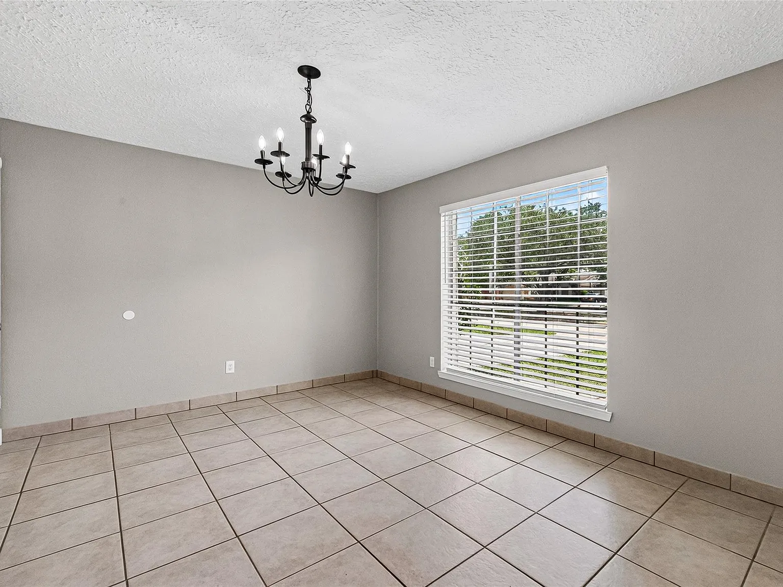 3 bed, 2.0 bath, 1692 sqft, $2,100 — Photo 3
