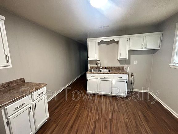 3rd image of 494 E Mallory Ave