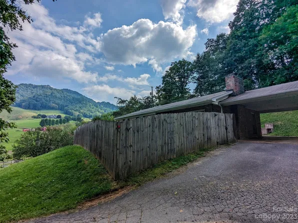846 Pleasant Valley Rd, Burnsville, NC 28714