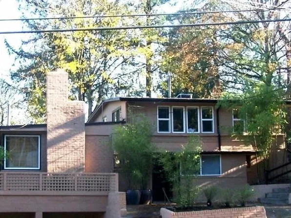 9136 SW Capitol Hwy, Portland, OR 97219
