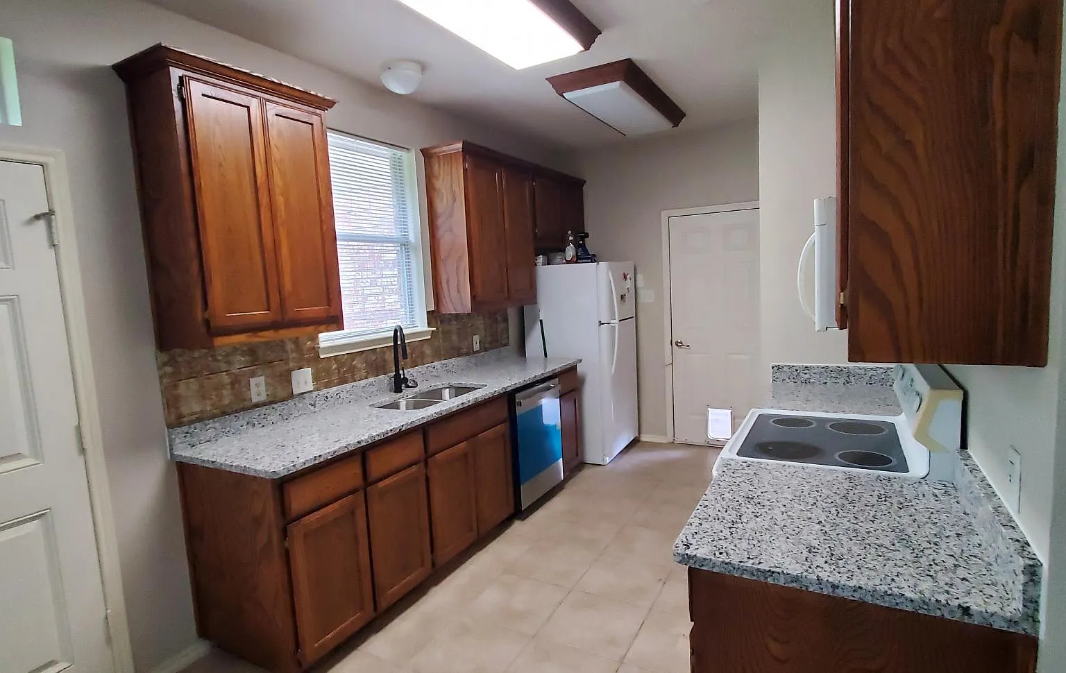 3 bed, 1352 sqft, $2,300 — Photo 2