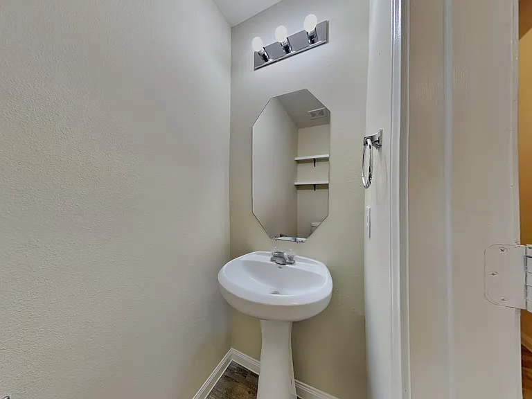 Minimalist bathroom with neutr