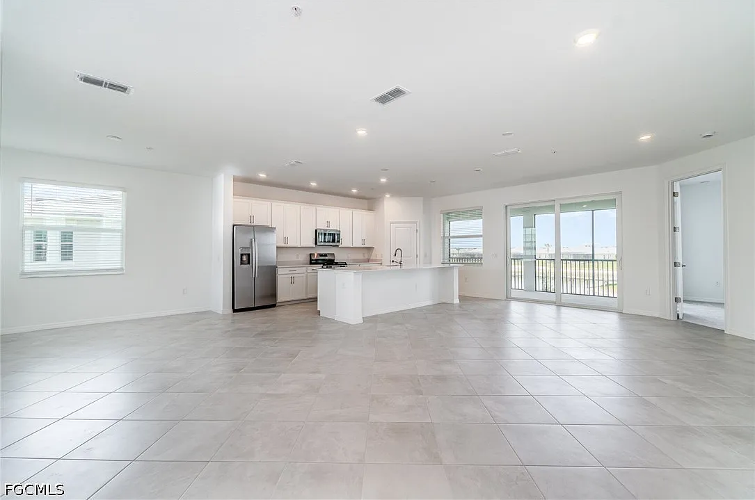 3 bed, 2.0 bath, 2110 sqft, $3,200 — Photo 4