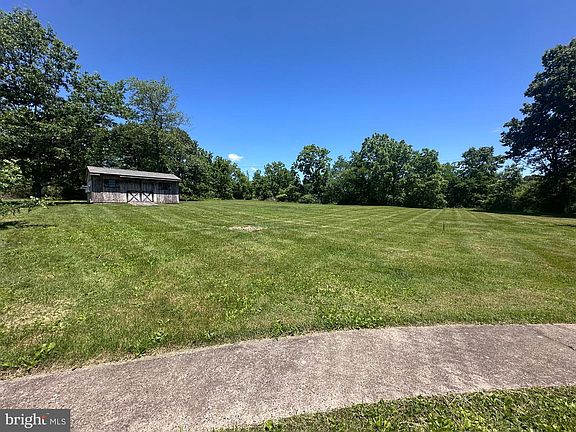 3rd image of 1316 Hilltown Pike