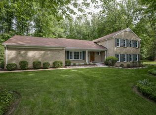 913 Warwickshire Ct, Great Falls, VA 22066