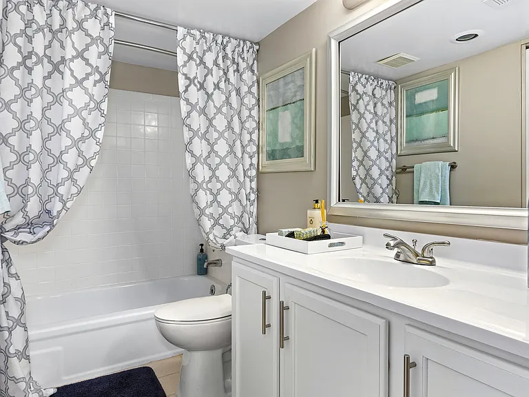 Versailles Apartments — Photo 11