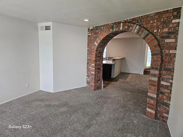 531 E Laguna Dr — Photo 3