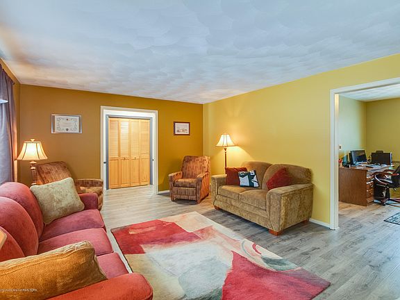 3rd image of 5108 Applewood Dr