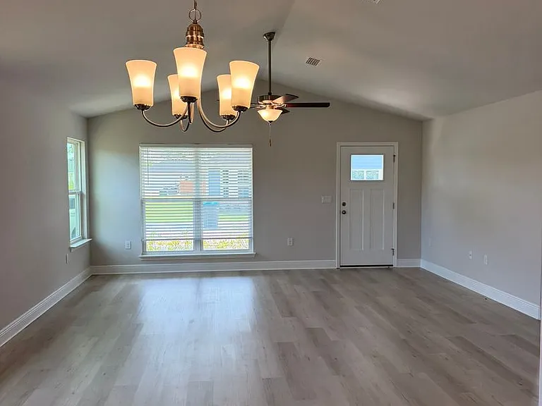 1007 Bayside St — Photo 9