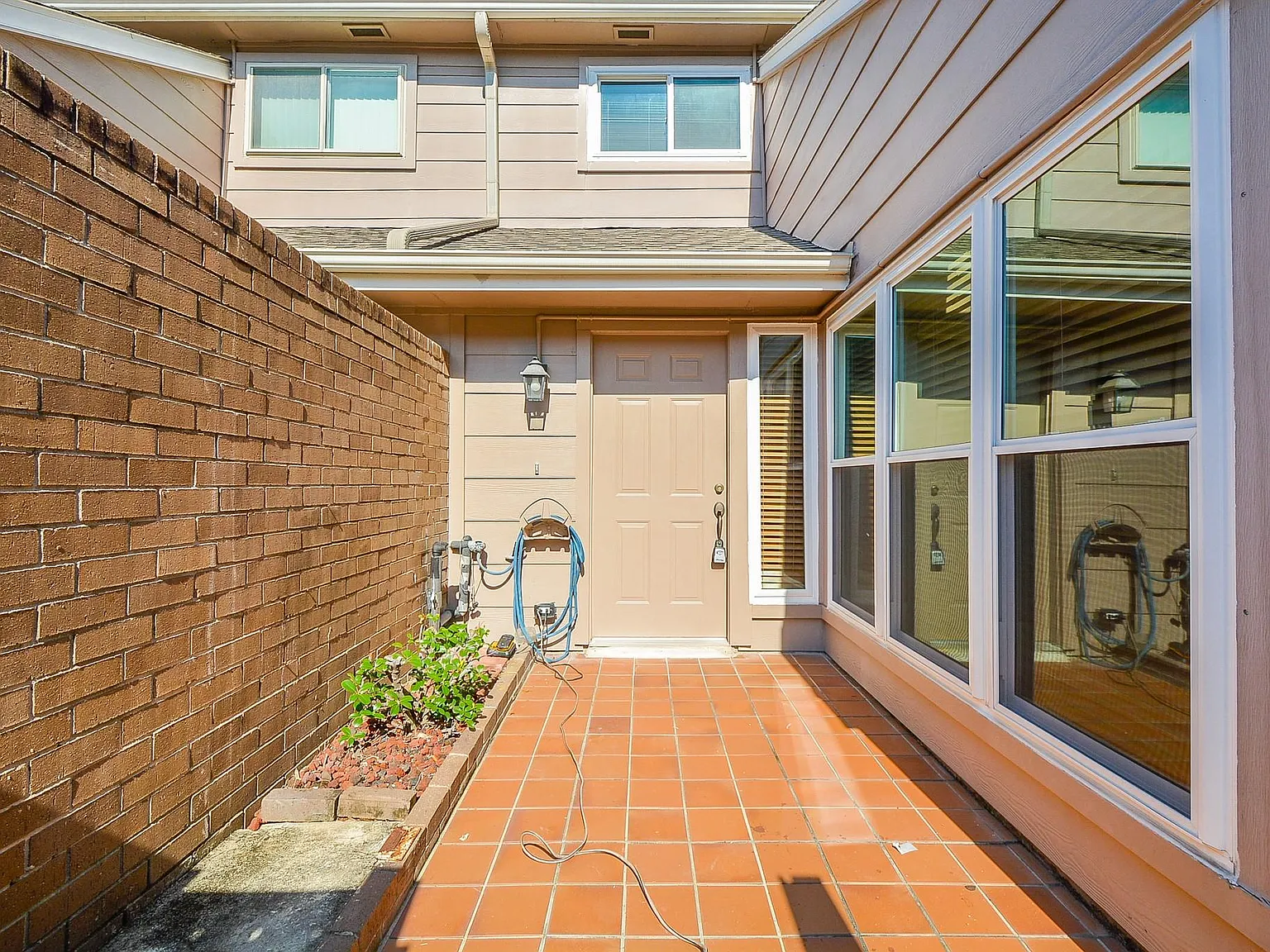 2 bed, 2.5 bath, 1274 sqft, $1,650 — Photo 1