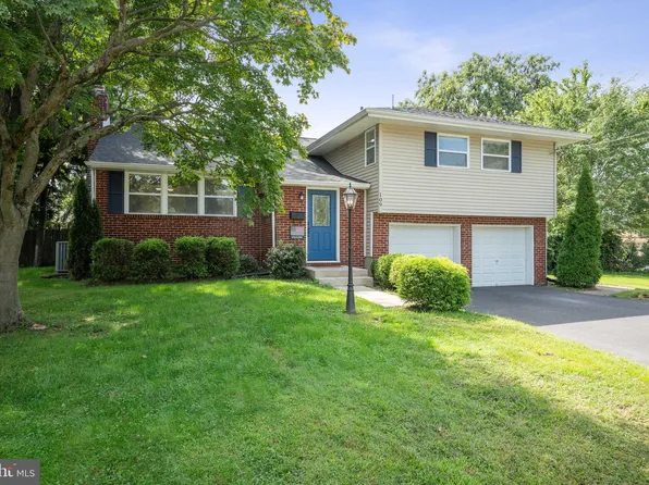 109 Spring House Ct, Cherry Hill, NJ 08002