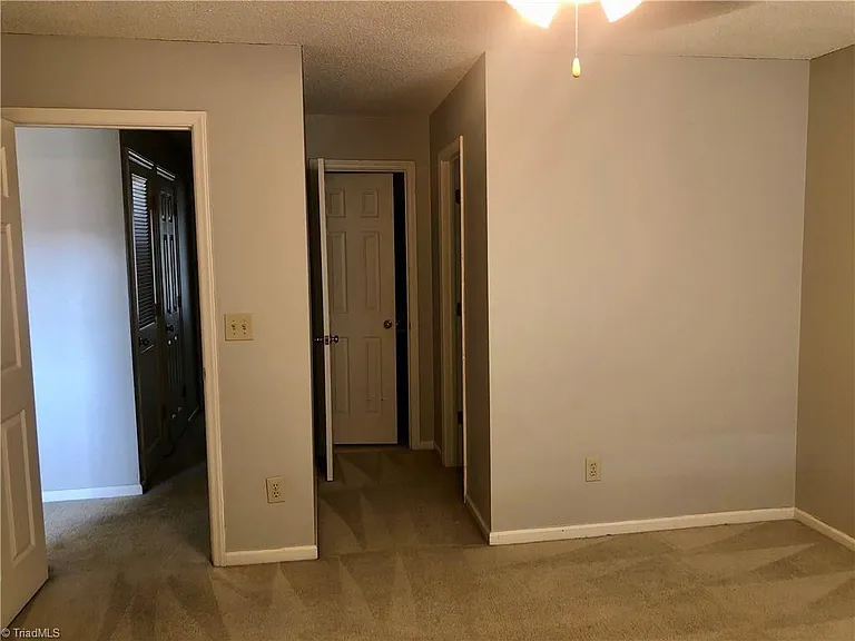 214 English Ct — Photo 10