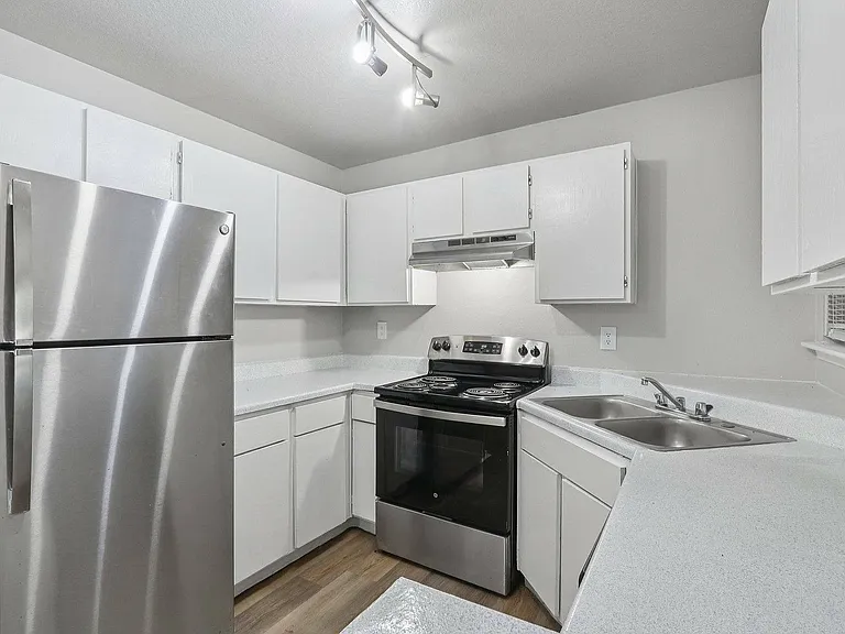 Avonmora Apartments — Photo 2
