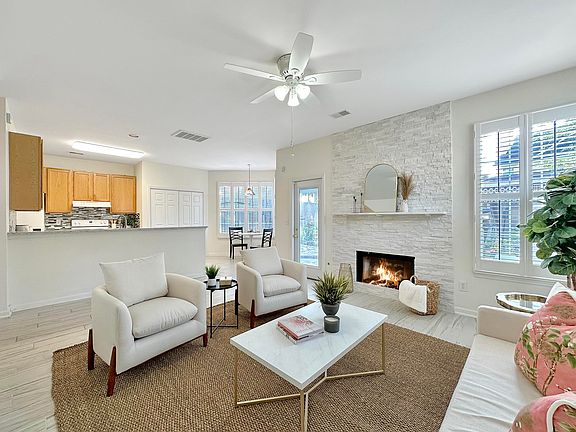 5th image of 100 York Ct