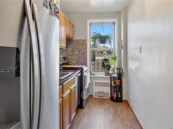3rd image of 4265 Webster Ave APT 6C
