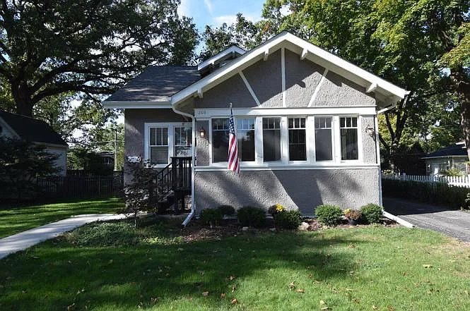 208 N Oak Ave — Photo 1