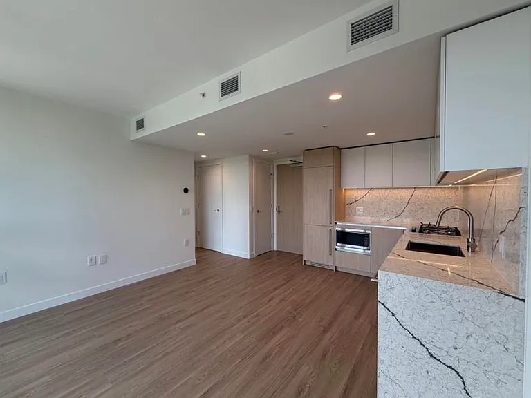 2135 Springer Ave — Photo 2