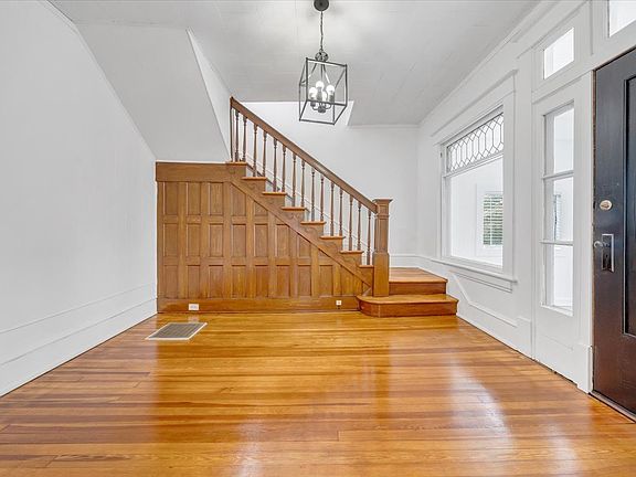 3rd image of 820 6th St SE #1