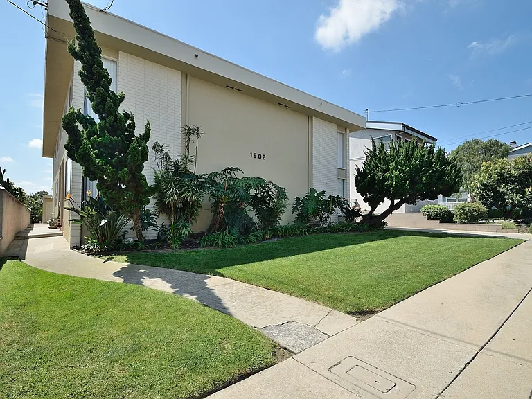 1902 Plant Ave — Photo 2