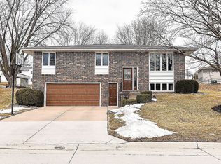 741 Summer Dr, Dubuque, IA 52002