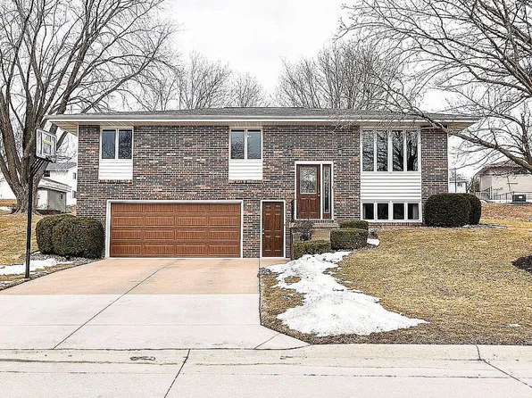 741 Summer Dr, Dubuque, IA 52002