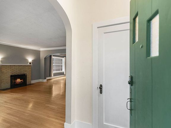 3rd image of 2517 1st Ave W
