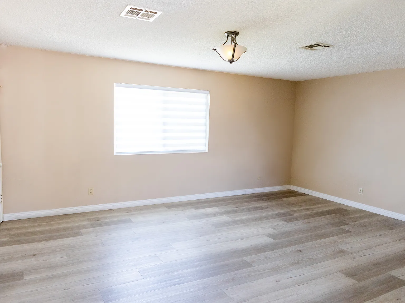 3 bed, 1233 sqft, $3,500 — Photo 2
