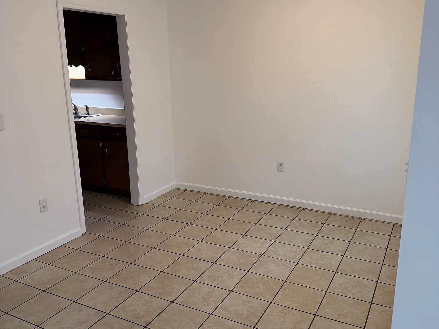 2 bed, 1000 sqft, $1,600 — Photo 3