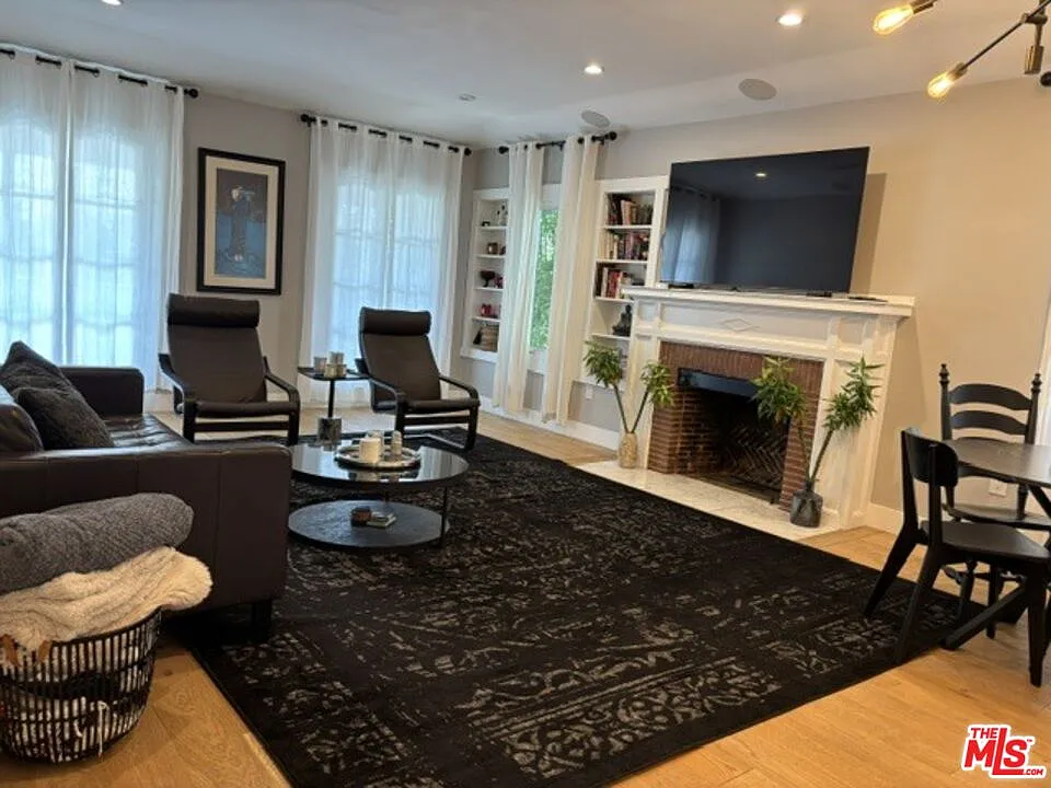 2 bed, 2.0 bath, 1500 sqft, $6,500 — Photo 2