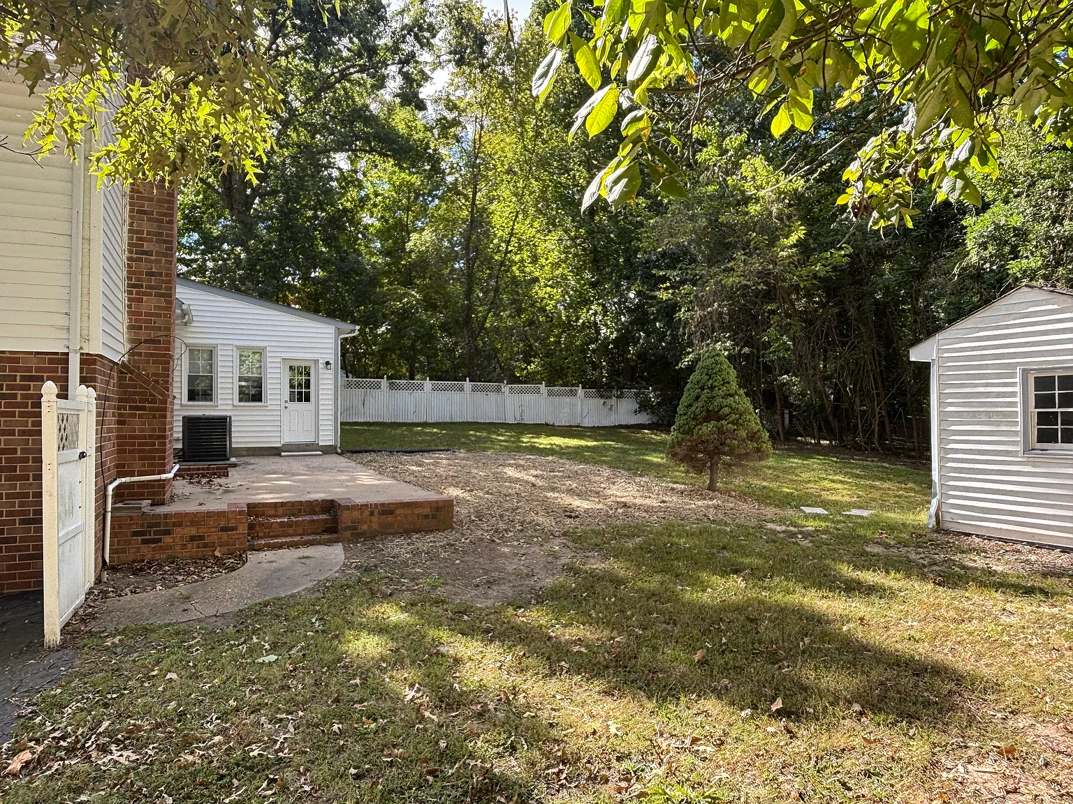 5 bed, 2.5 bath, 2016 sqft, $2,500 — Photo 3