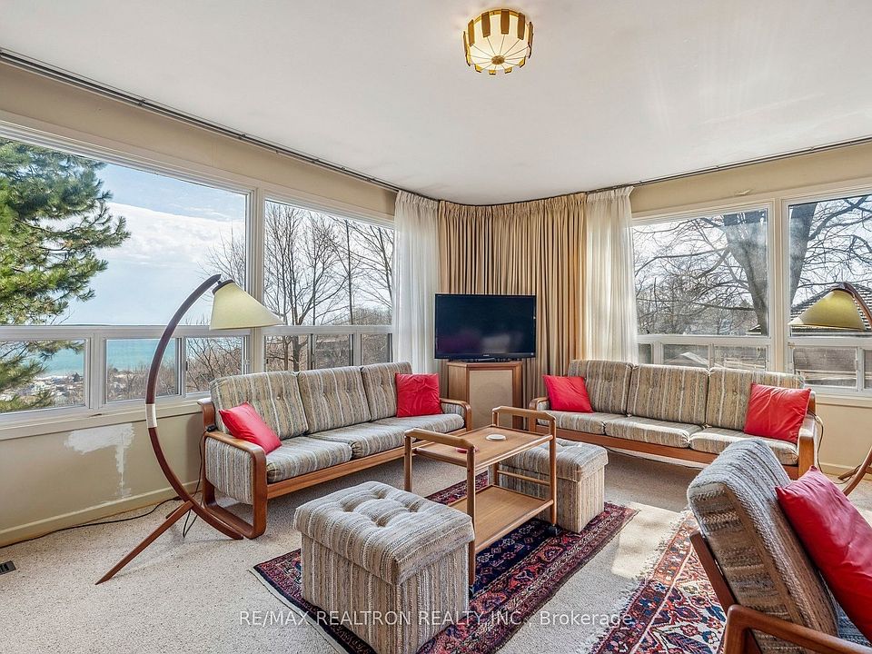 1st image of 37 Sunnypoint Cres