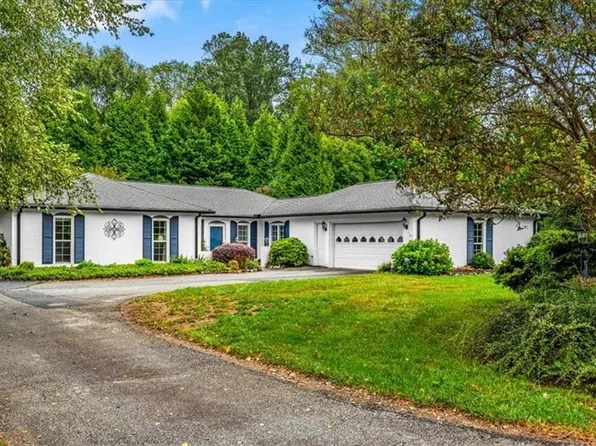 1055 Foothills Dr, Kernersville, NC 27284