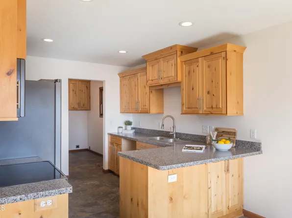 1216 Morningside St, Bismarck, ND 58501