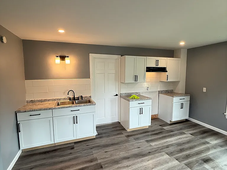 304 SE 3rd Ave #1 — Photo 3