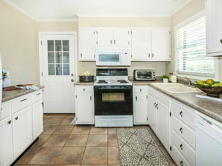 Just soooo cute and functional kitchen