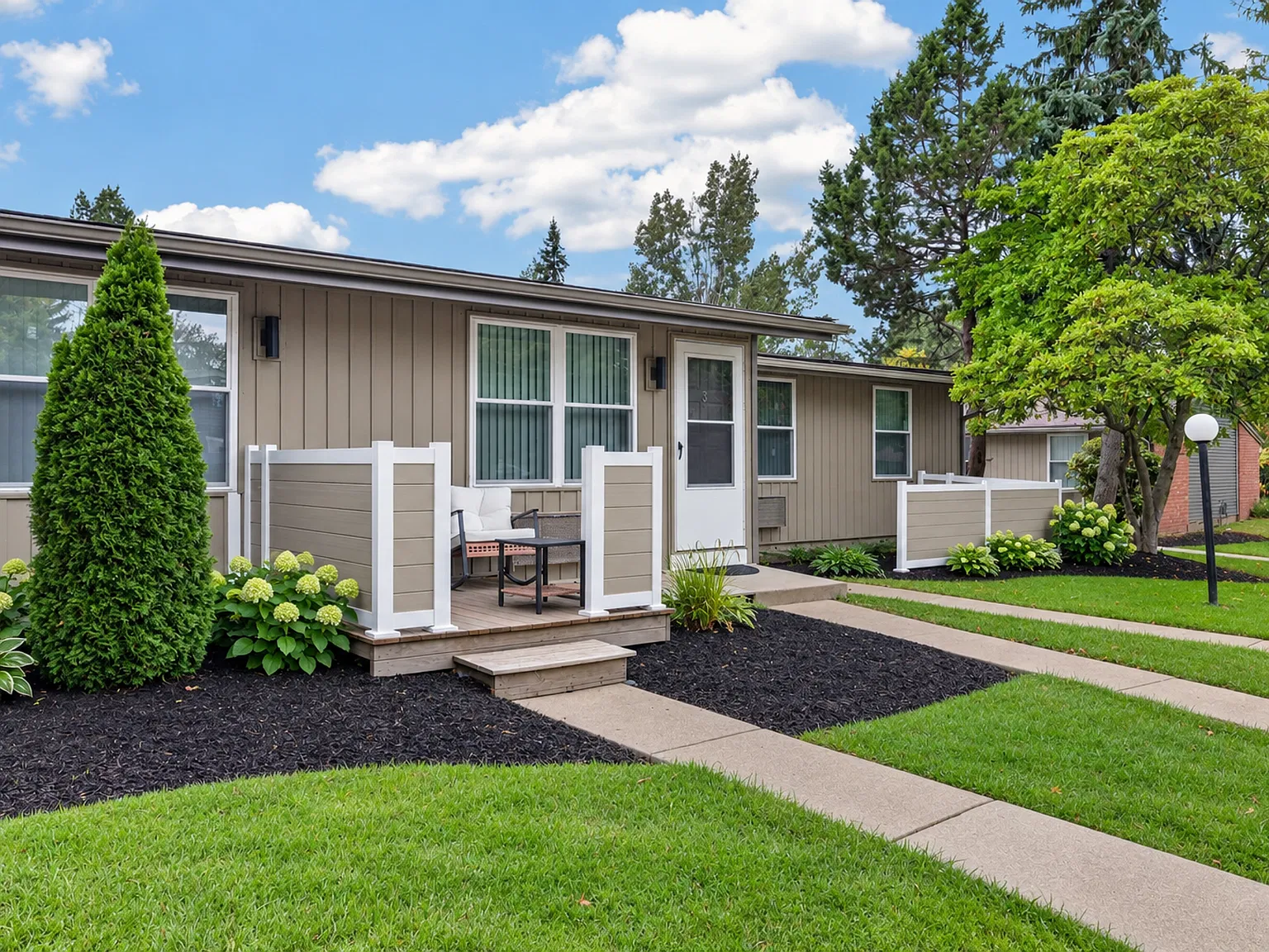 Modern Townhomes. Wooded Privacy. — Photo 2