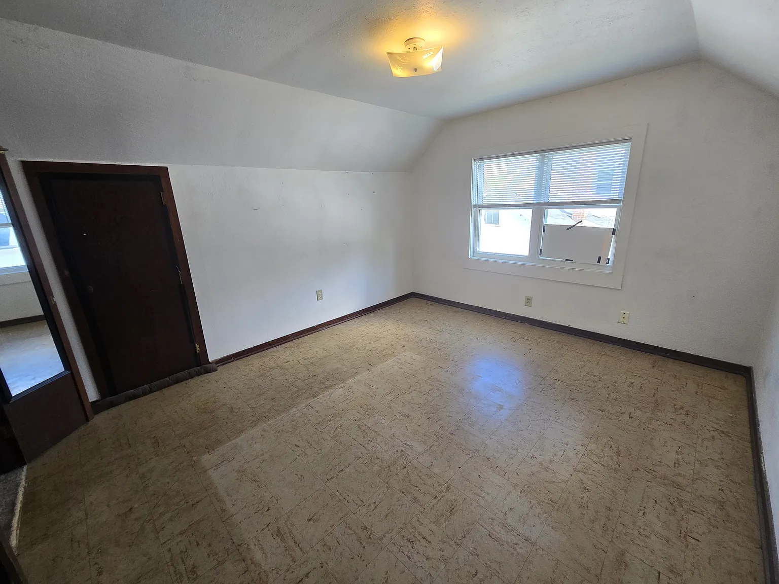 6 bed, 1900 sqft, $2,100 — Photo 3
