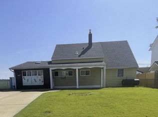 16 Honeysuckle Ln, Levittown, PA 19055