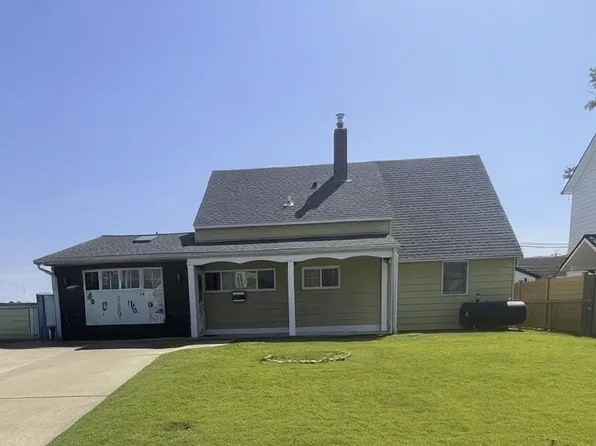 16 Honeysuckle Ln, Levittown, PA 19055