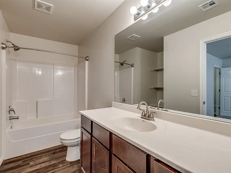 10219 Sussex Pl — Photo 7