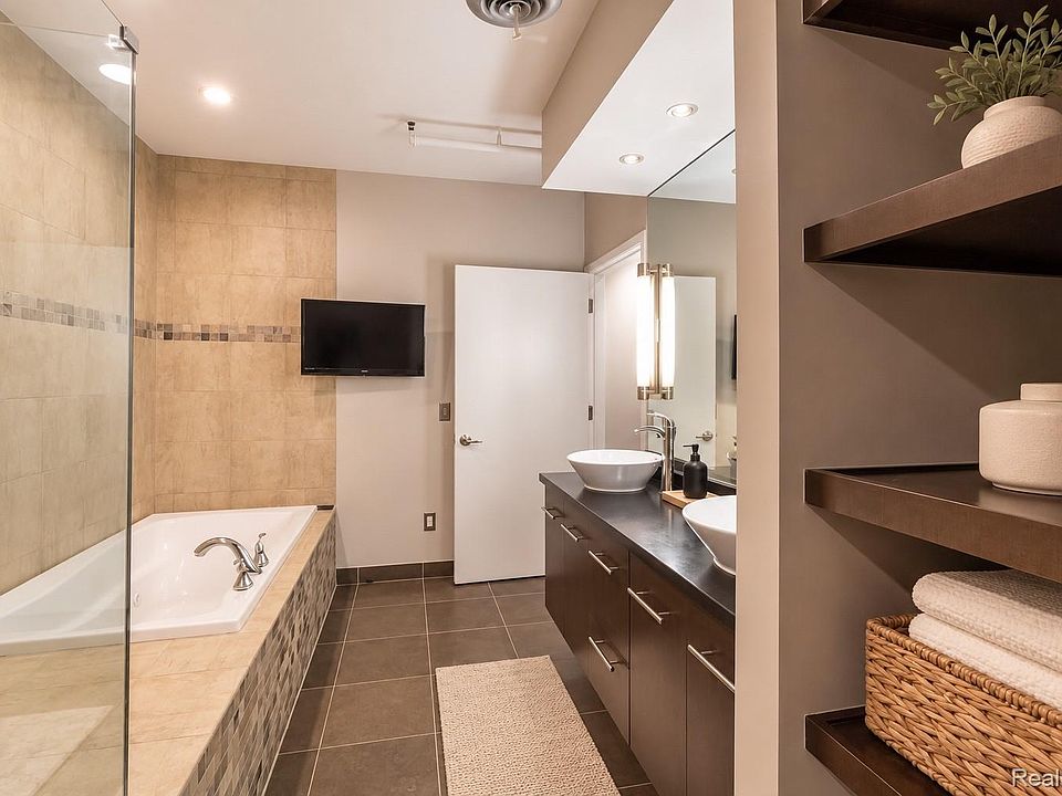 100 N Center St Unit 302, photo 27
