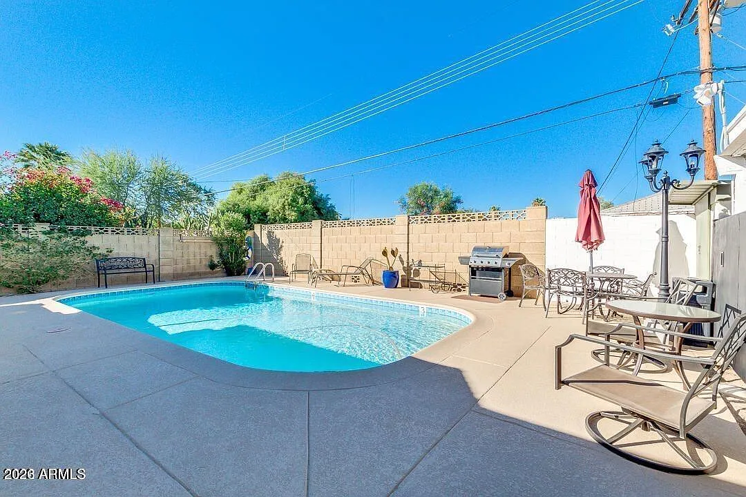 2 bed, 2.0 bath, 900 sqft, $2,550 — Photo 2