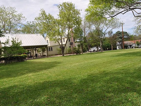 5th image of 603 W Austin St #122