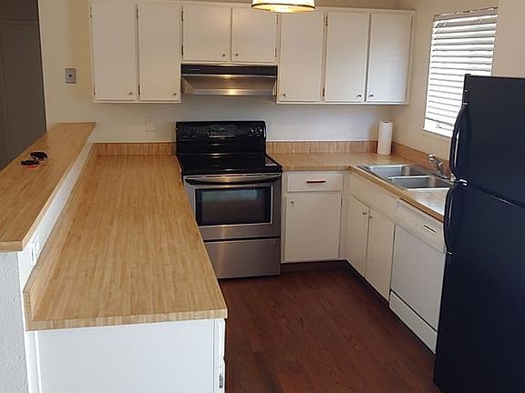 3rd image of 813 Christie Ct