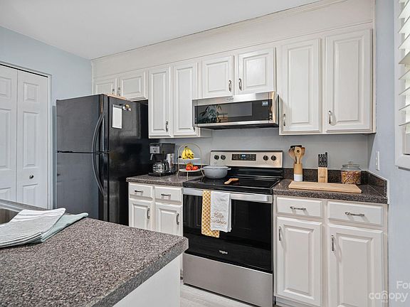 5th image of 993 Surry Ln