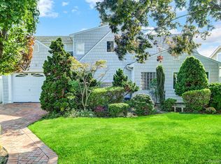 19 Topper Ln, Levittown, NY 11756