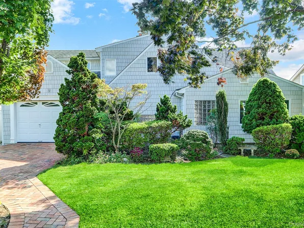 19 Topper Lane, Levittown, NY 11756