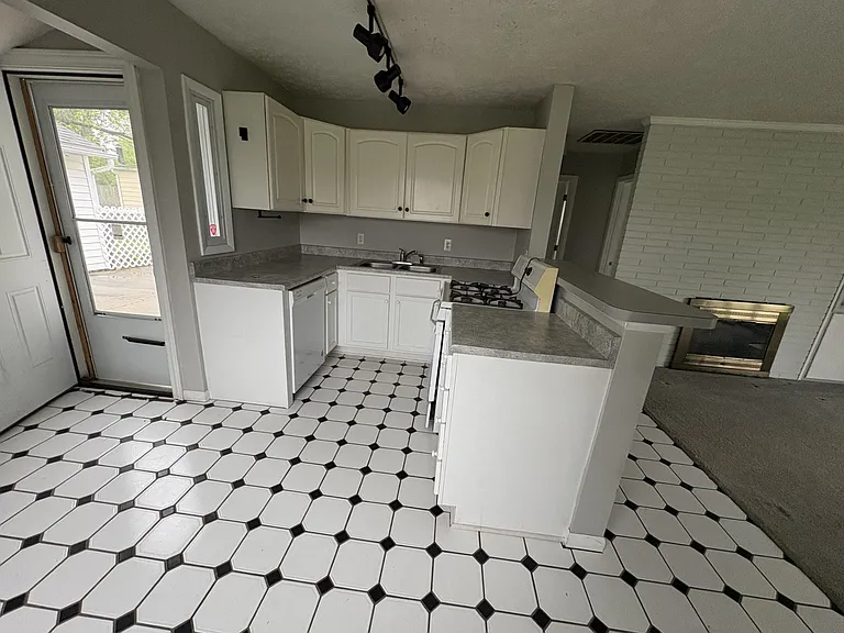 7351 Glenwood Ave — Photo 4