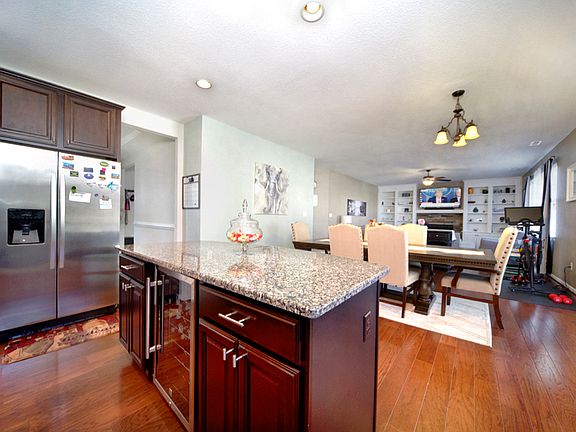 2nd image of 832 Chapel Hill Dr