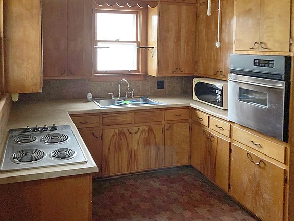 5th image of 869 S Redman Ave